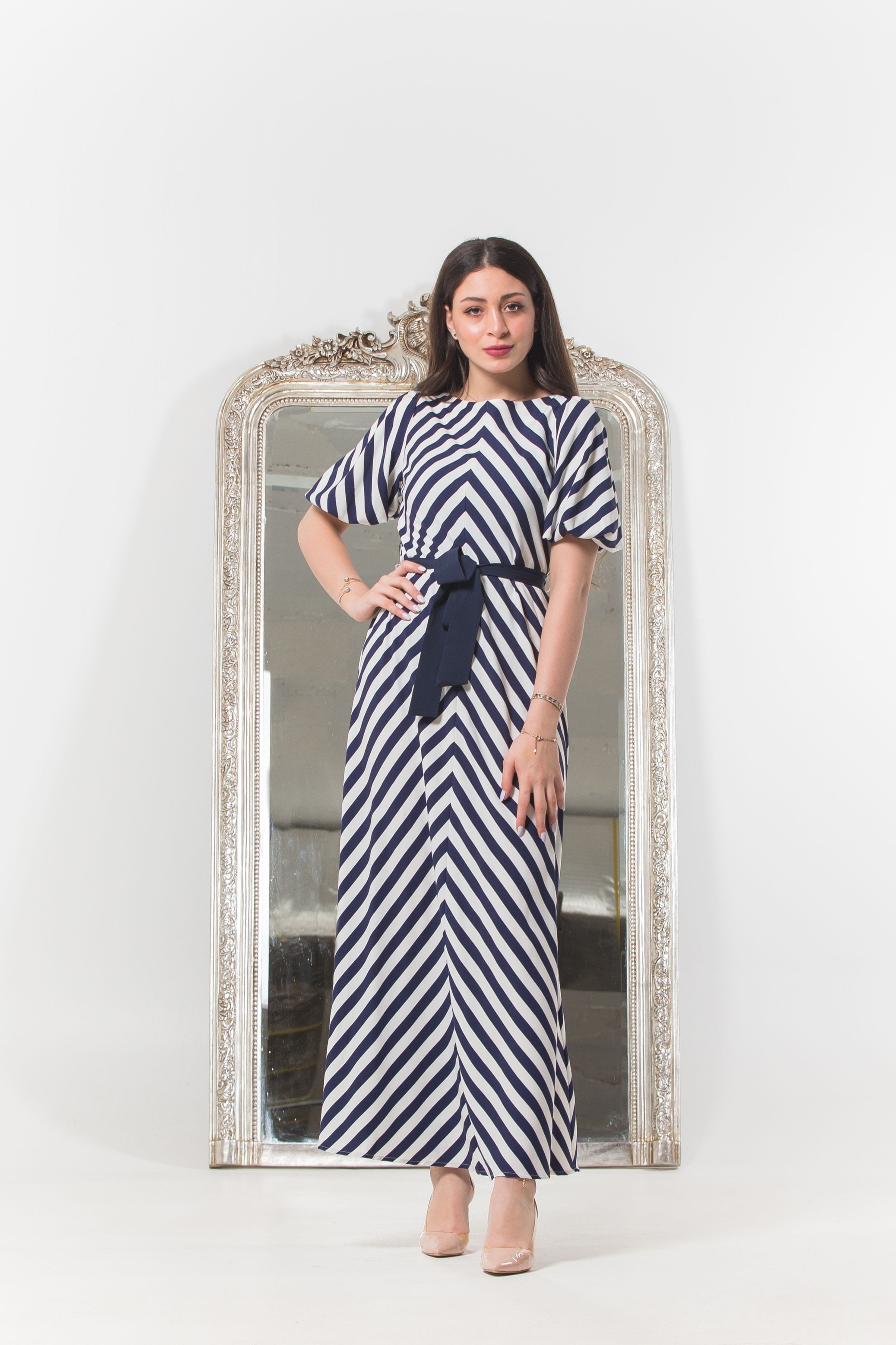 نتشي فستان ماكسي مخطط بخطوط غير متماثلة بأكمام قصيرة