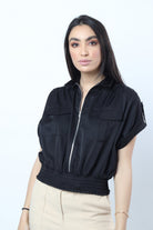 نتشي بلوزة بياقة وأزرار أمامية بحزام خصر مخفي بكم قصير