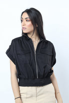 نتشي بلوزة بياقة وأزرار أمامية بحزام خصر مخفي بكم قصير