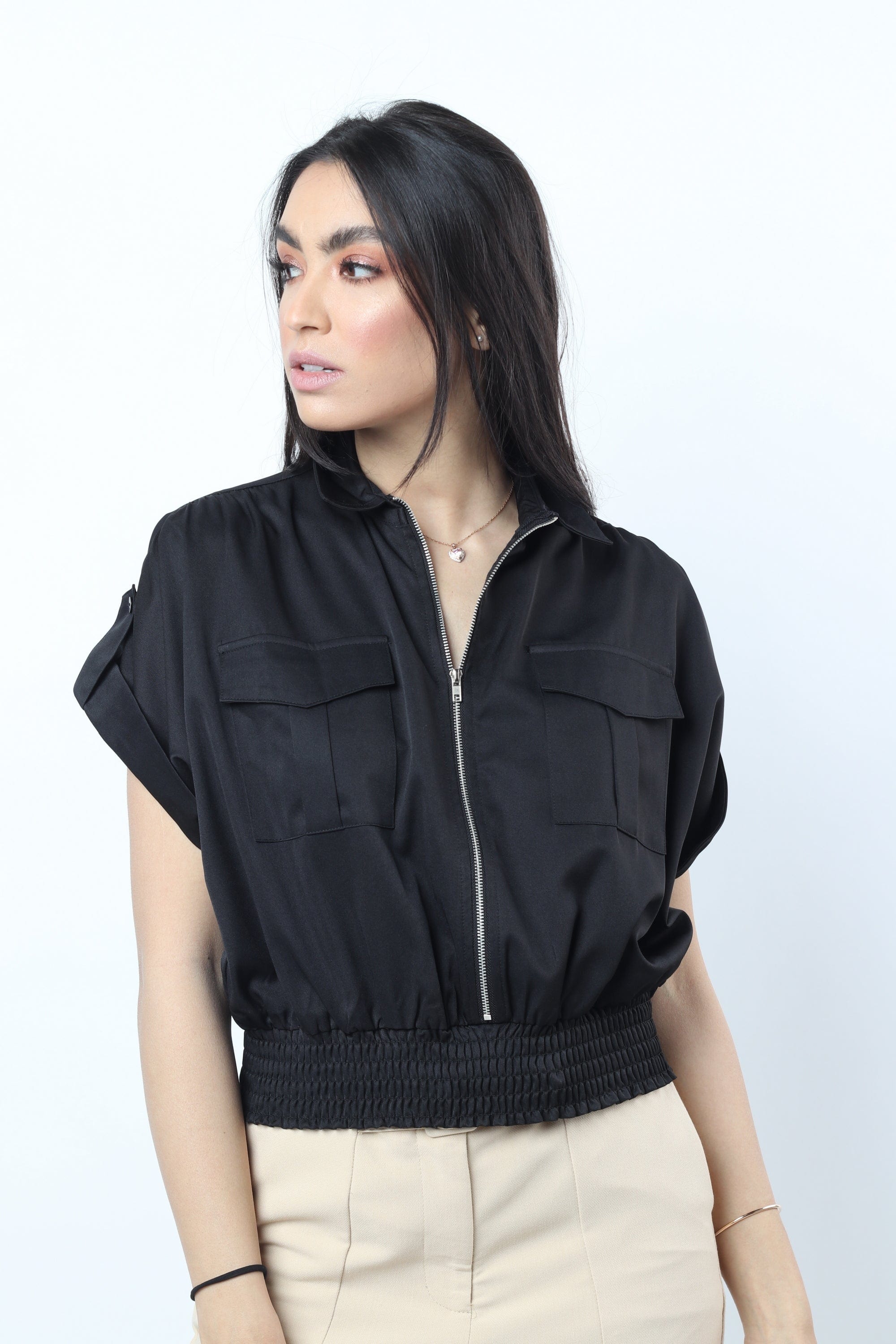 نتشي بلوزة بياقة وأزرار أمامية بحزام خصر مخفي بكم قصير