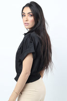 نتشي بلوزة بياقة وأزرار أمامية بحزام خصر مخفي بكم قصير