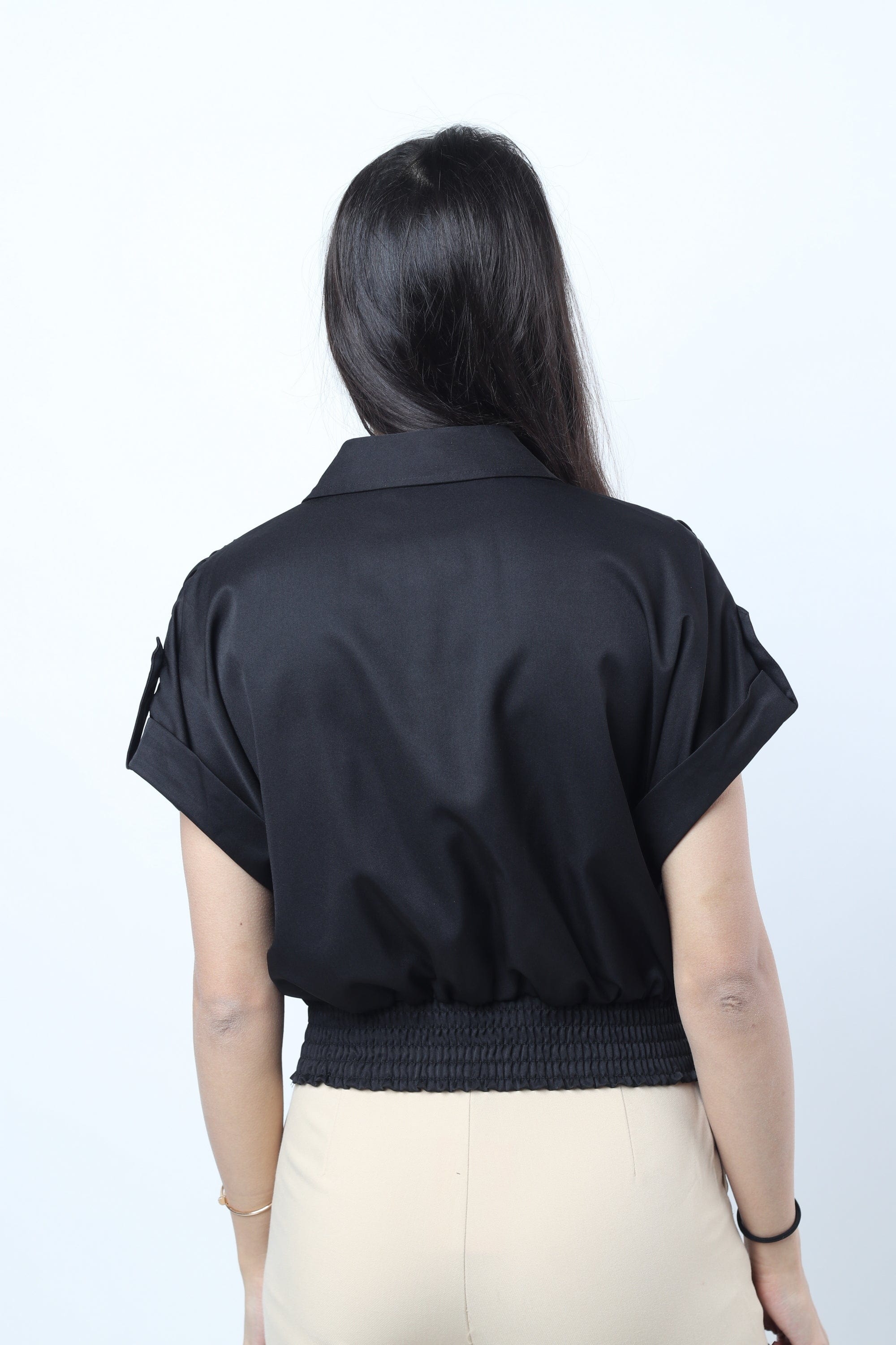 نتشي بلوزة بياقة وأزرار أمامية بحزام خصر مخفي بكم قصير