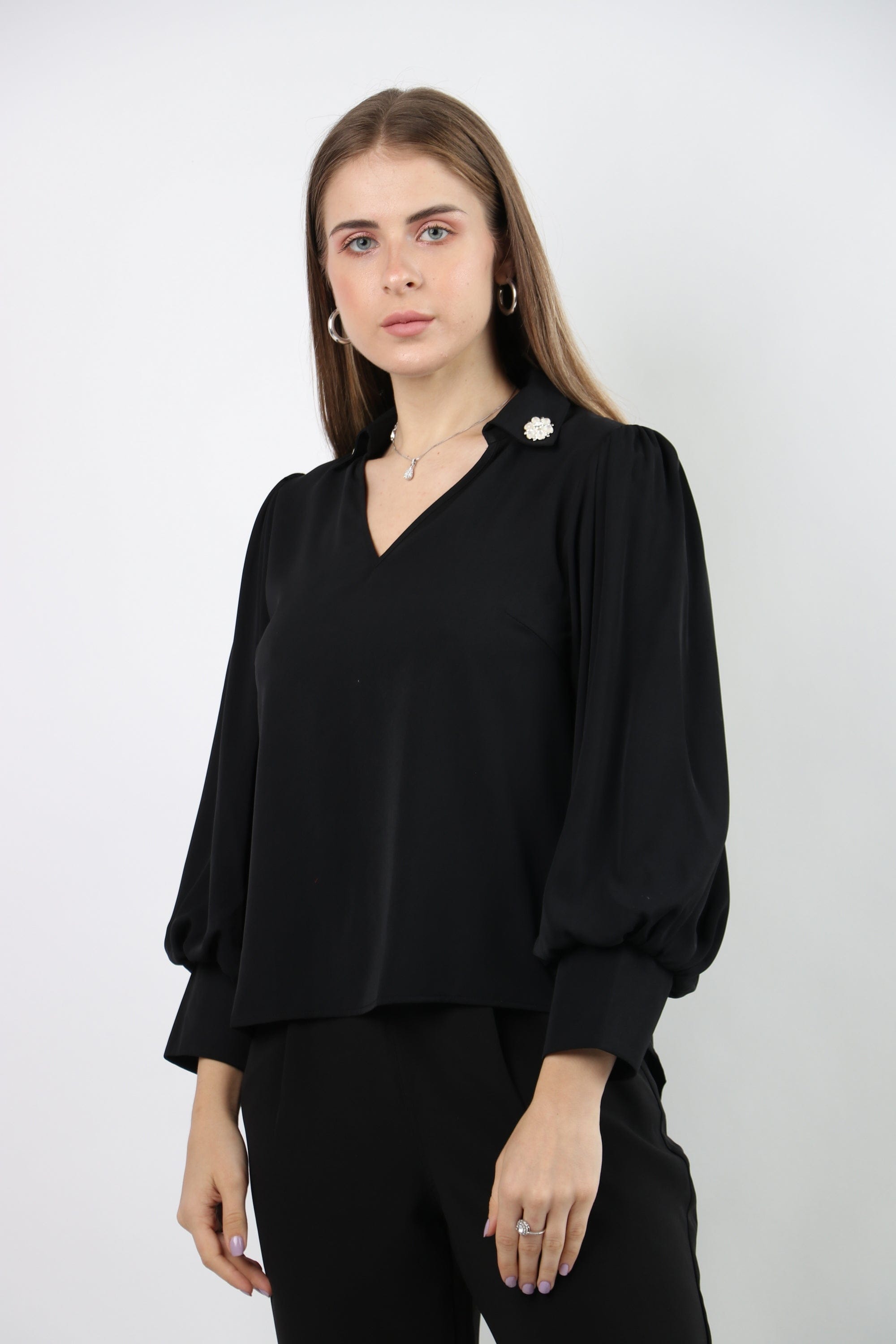 نتشي بلوزة سادة بياقة مطرزة كم طويل منفوخ نسائية