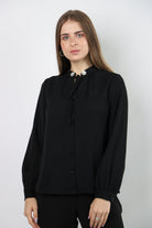 نتشي بلوزة بأزرار أمامية وياقة ورباط كم طويل نسائي