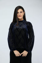 نتشي بلوزة سادة لامعة بأكمام طويلة