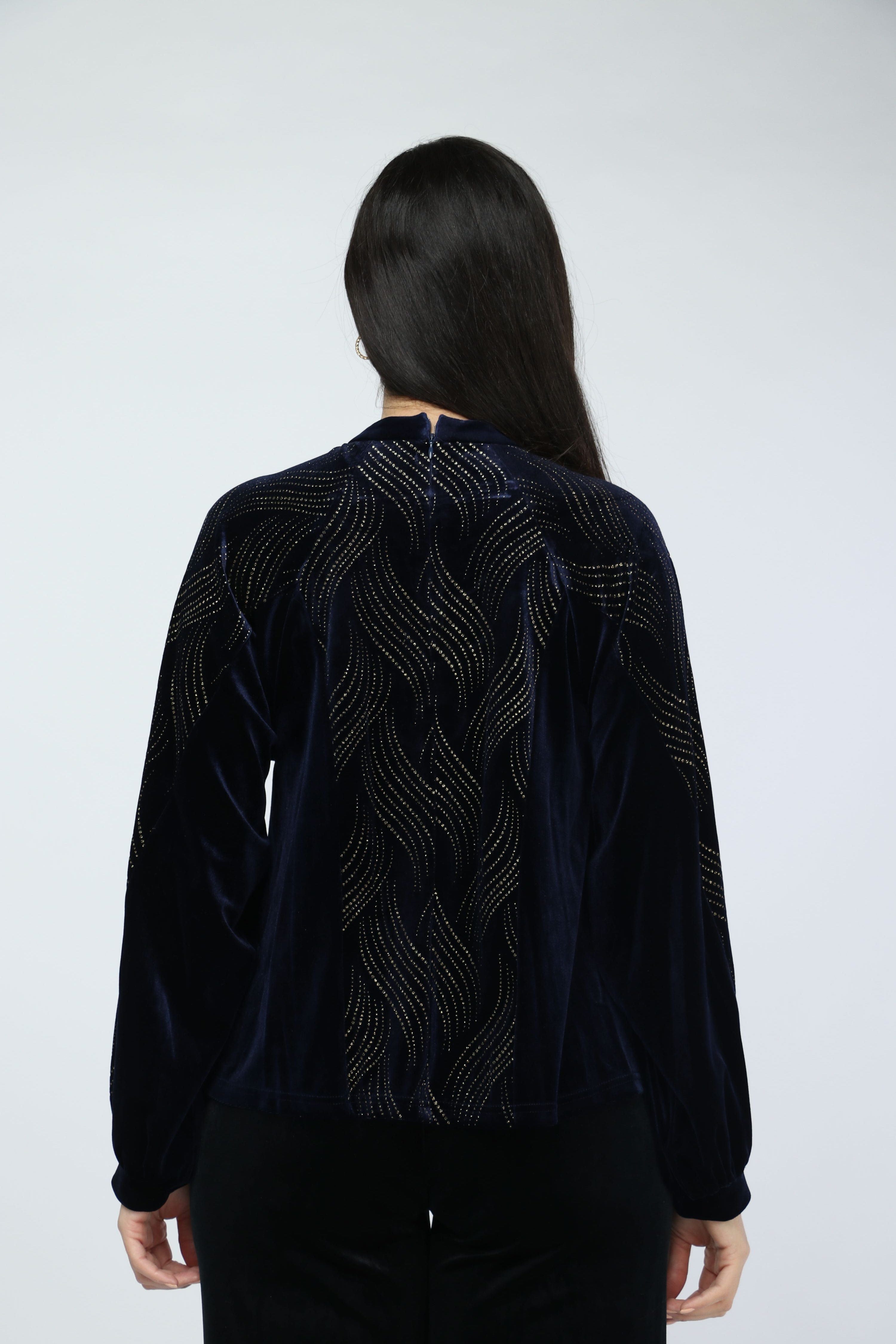 نتشي بلوزة سادة لامعة بأكمام طويلة