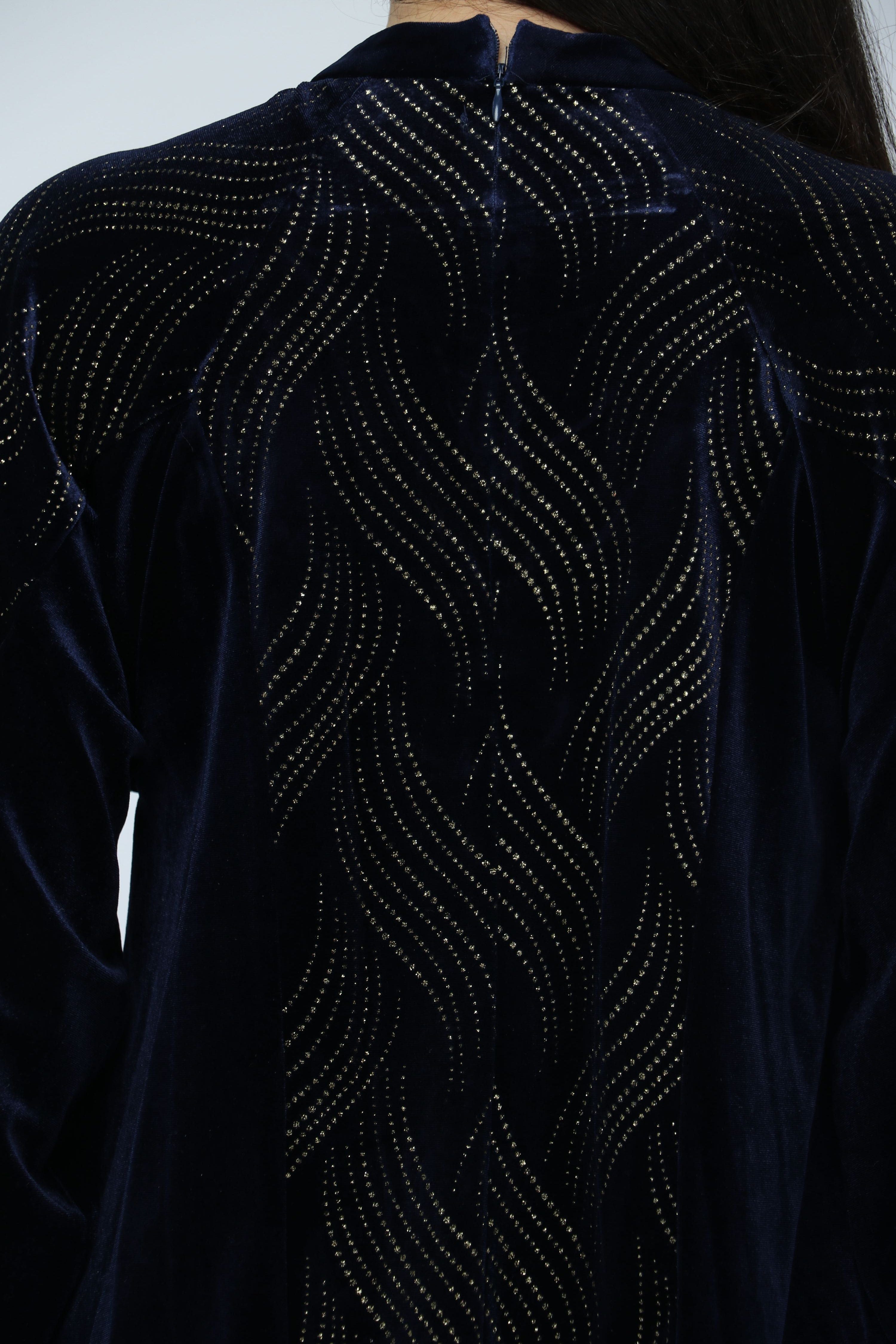 نتشي بلوزة سادة لامعة بأكمام طويلة