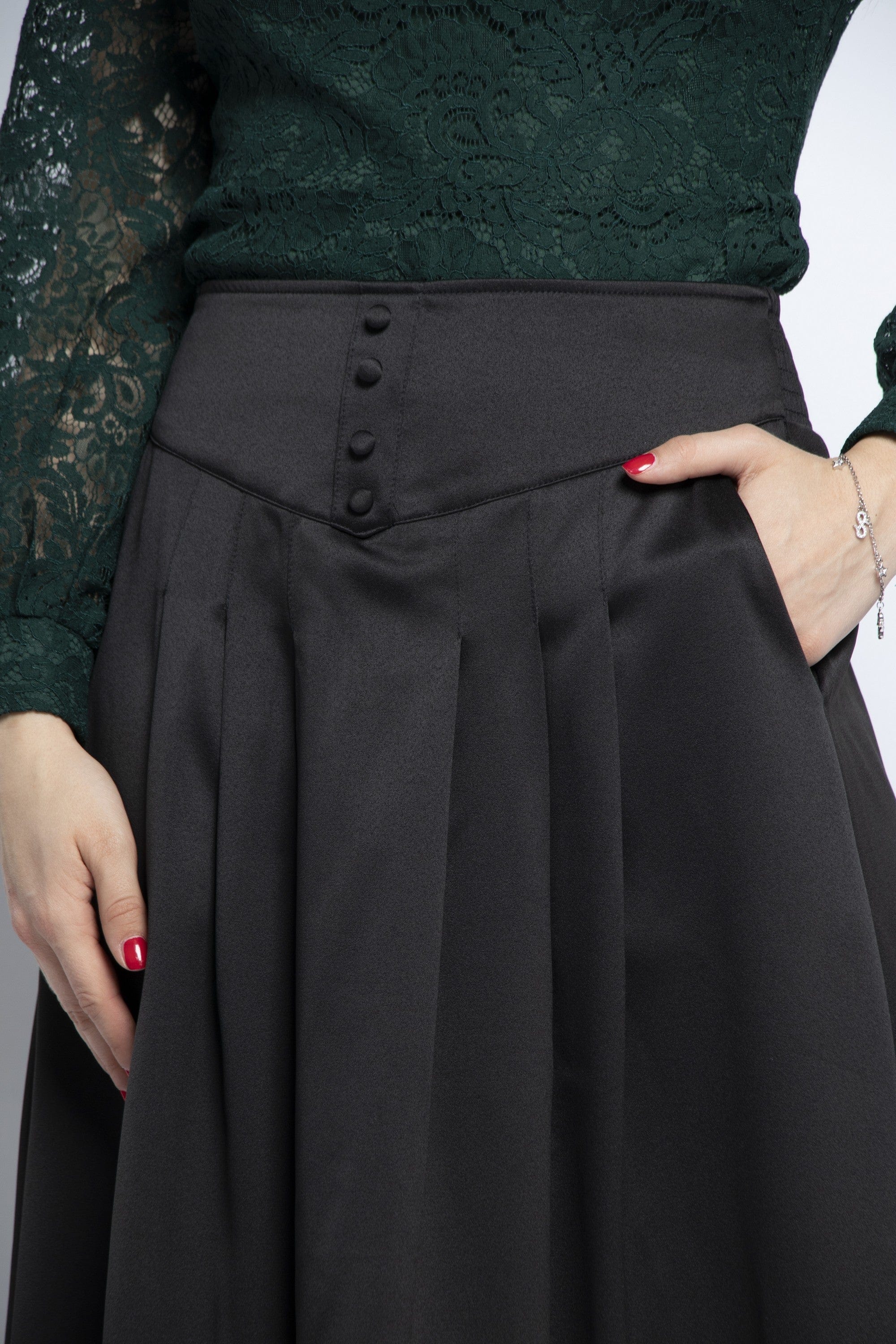 نتشي تنورة ميدي كسرات أمامية عريضة مع حزام عريض مزين بأزرار