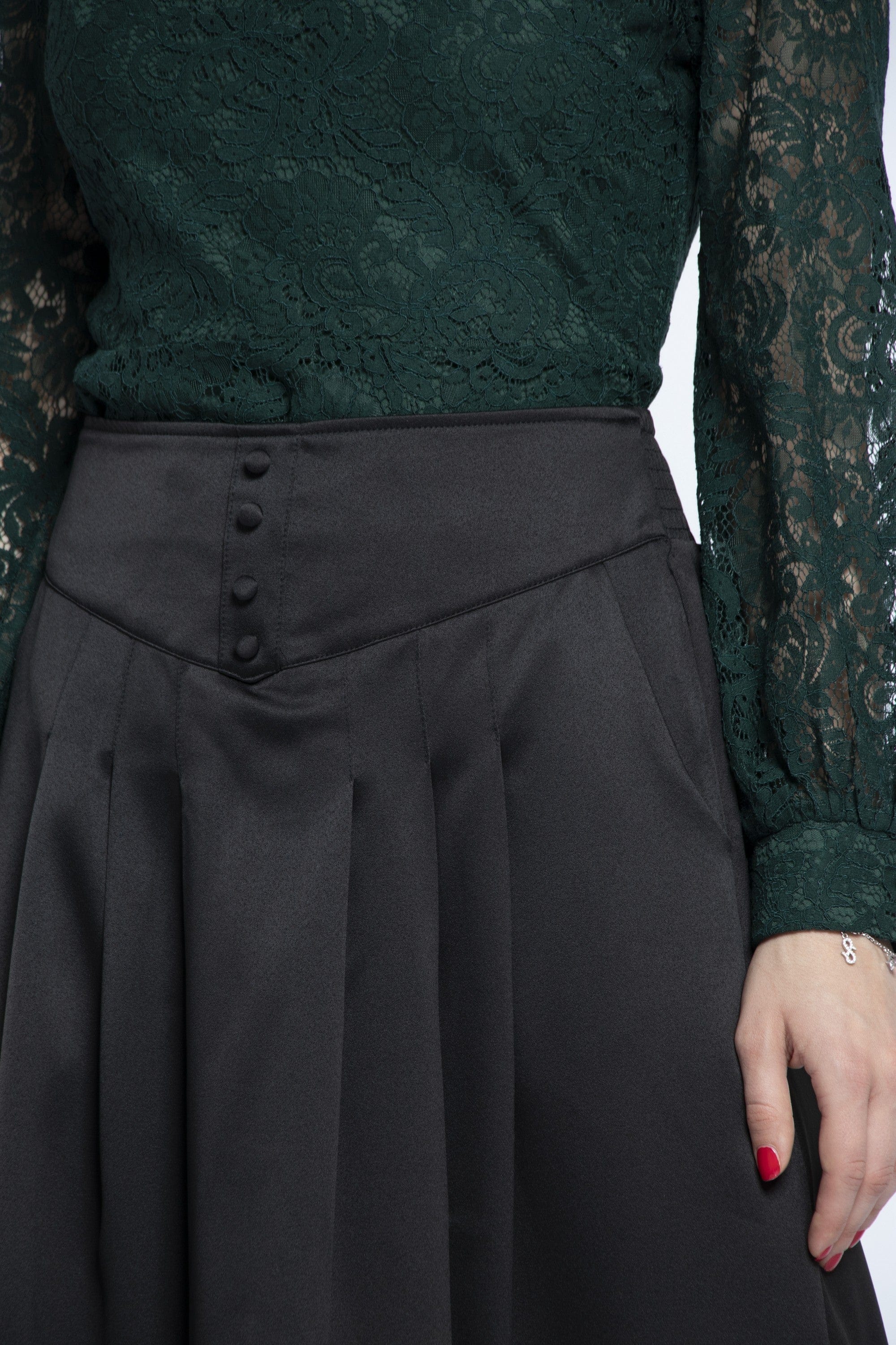 نتشي تنورة ميدي كسرات أمامية عريضة مع حزام عريض مزين بأزرار