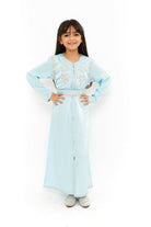 ديامانتين قفطان كريب مطرز مزين بتطريز على الصدر بحزام بناتي