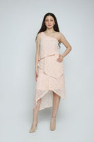 نتشي فستان ميدي دانتيل طبقات بكتف قصير من الأمام طويل من الخلف