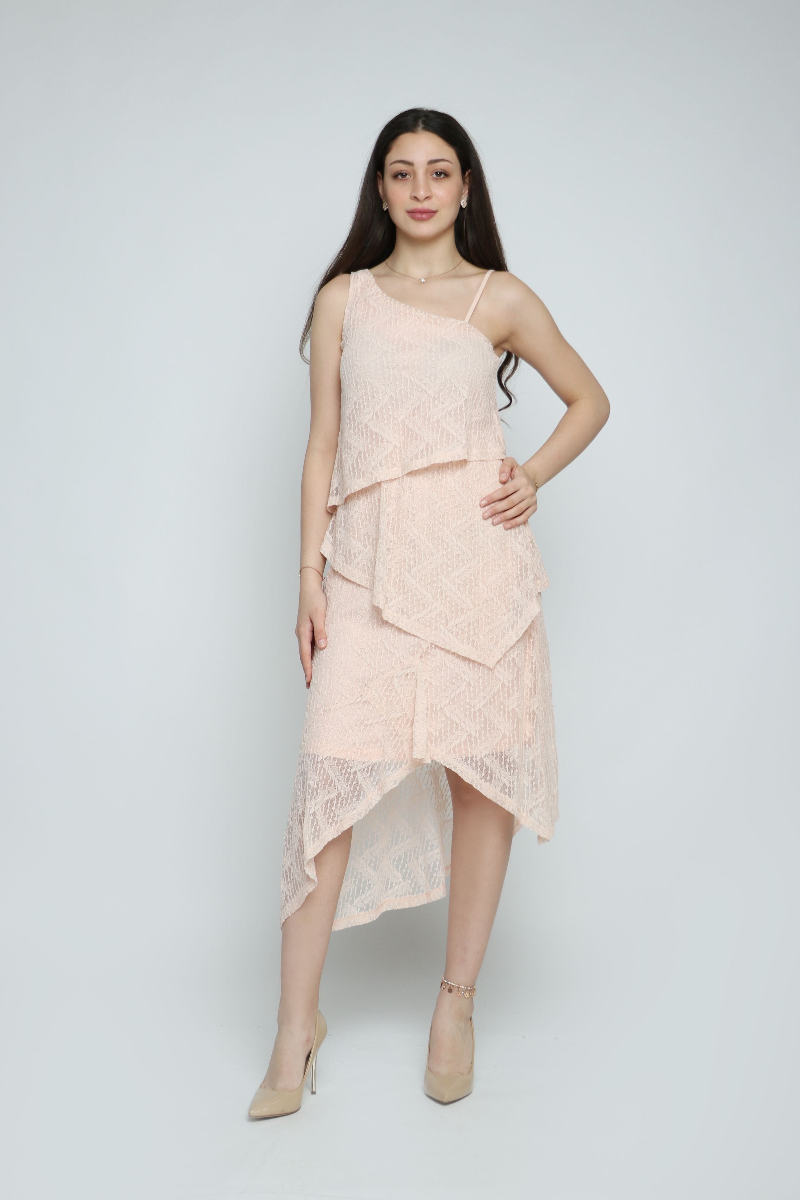 نتشي فستان ميدي دانتيل طبقات بكتف قصير من الأمام طويل من الخلف