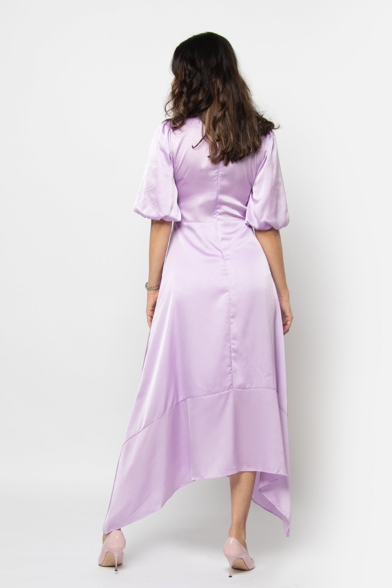 نتشي فستان ميدي قصير الأكمام طويل من الأمام وقصير من الخلف