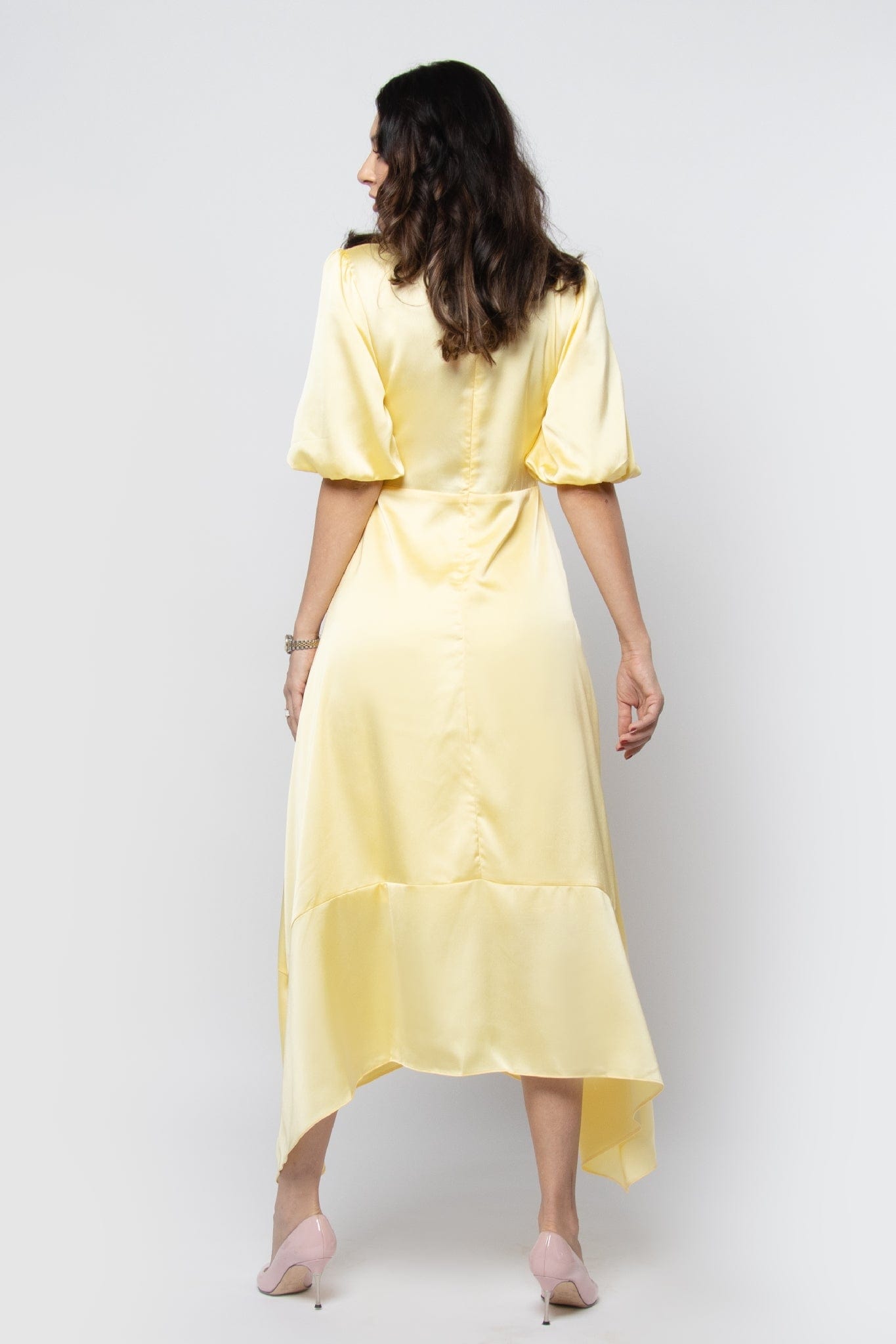 نتشي فستان ميدي قصير الأكمام طويل من الأمام وقصير من الخلف