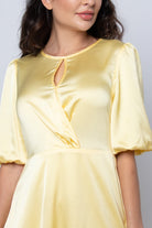 نتشي فستان ميدي قصير الأكمام طويل من الأمام وقصير من الخلف