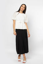 نتشي بلوزة دانتيل بحزام كم قصير منفوخ نسائي