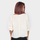 نتشي بلوزة ريش برقبة دائرية نص كم نسائي