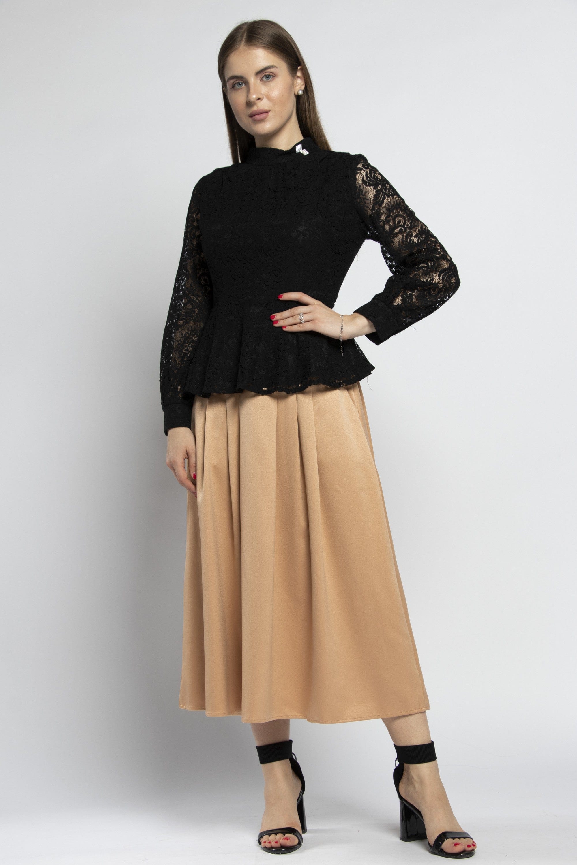 نتشي بلوزة دانتيل نبطن بأكمام طويلة شفافة