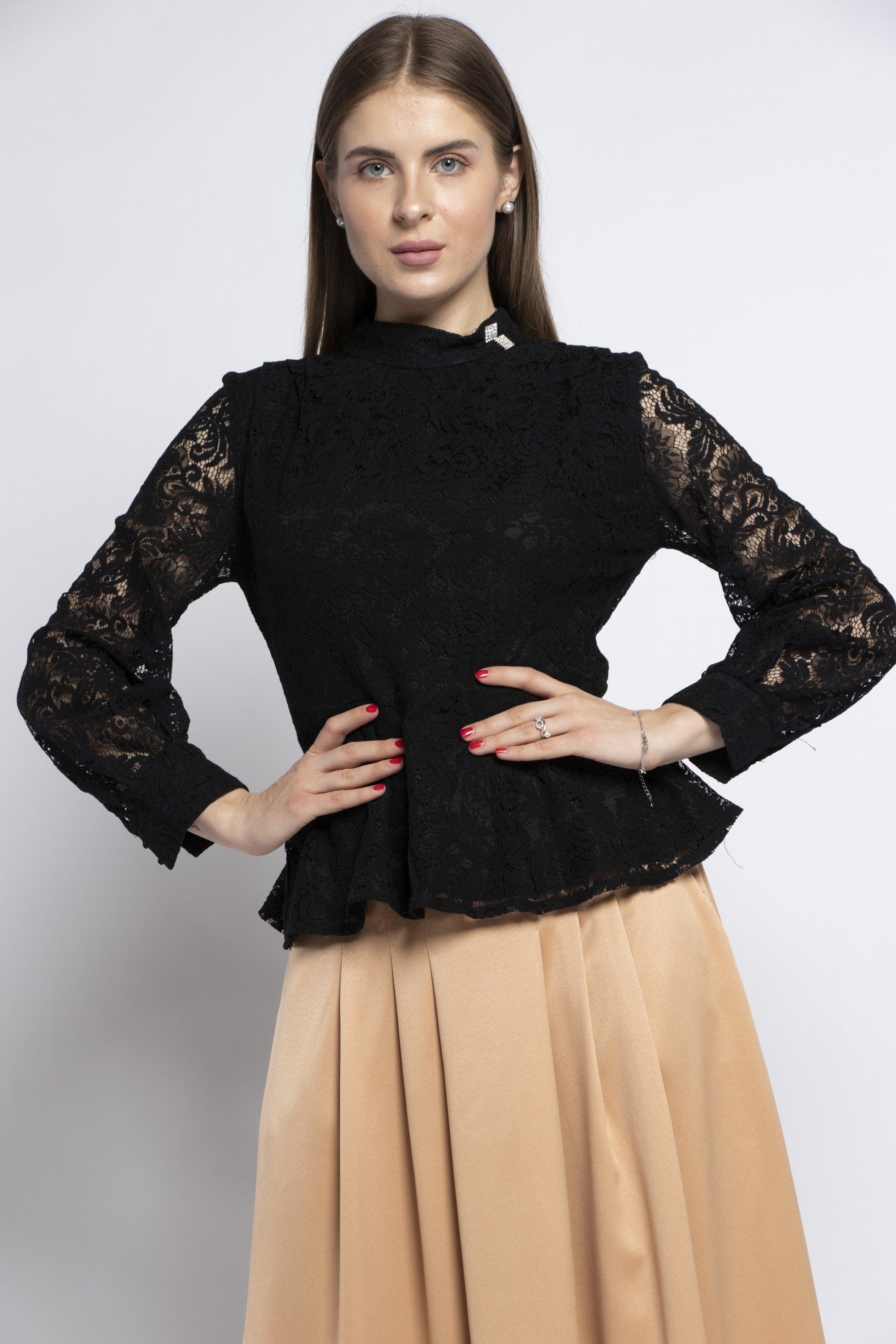 نتشي بلوزة دانتيل نبطن بأكمام طويلة شفافة