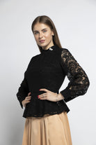 نتشي بلوزة دانتيل نبطن بأكمام طويلة شفافة