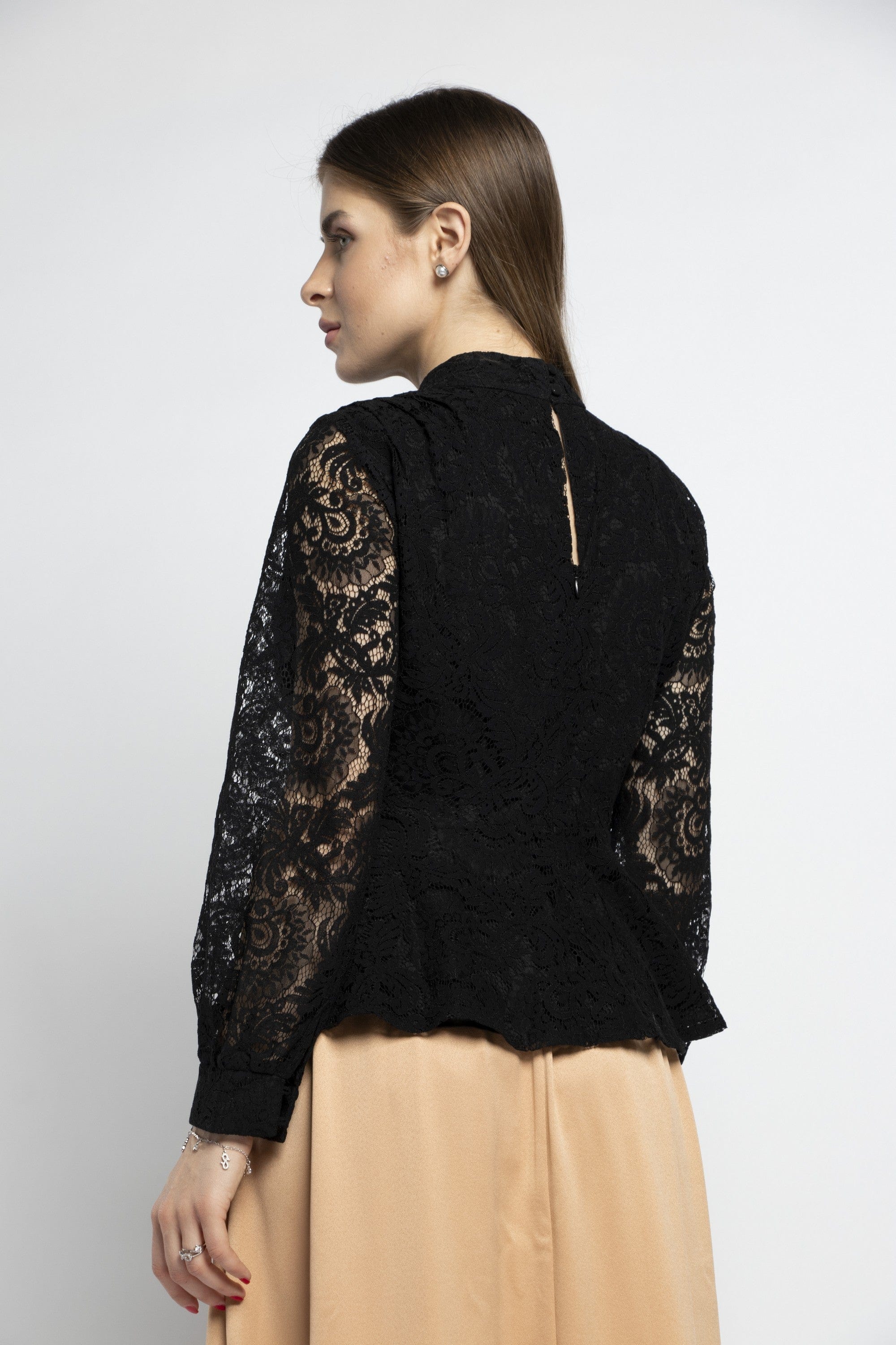 نتشي بلوزة دانتيل نبطن بأكمام طويلة شفافة