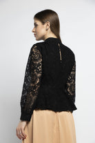 نتشي بلوزة دانتيل نبطن بأكمام طويلة شفافة