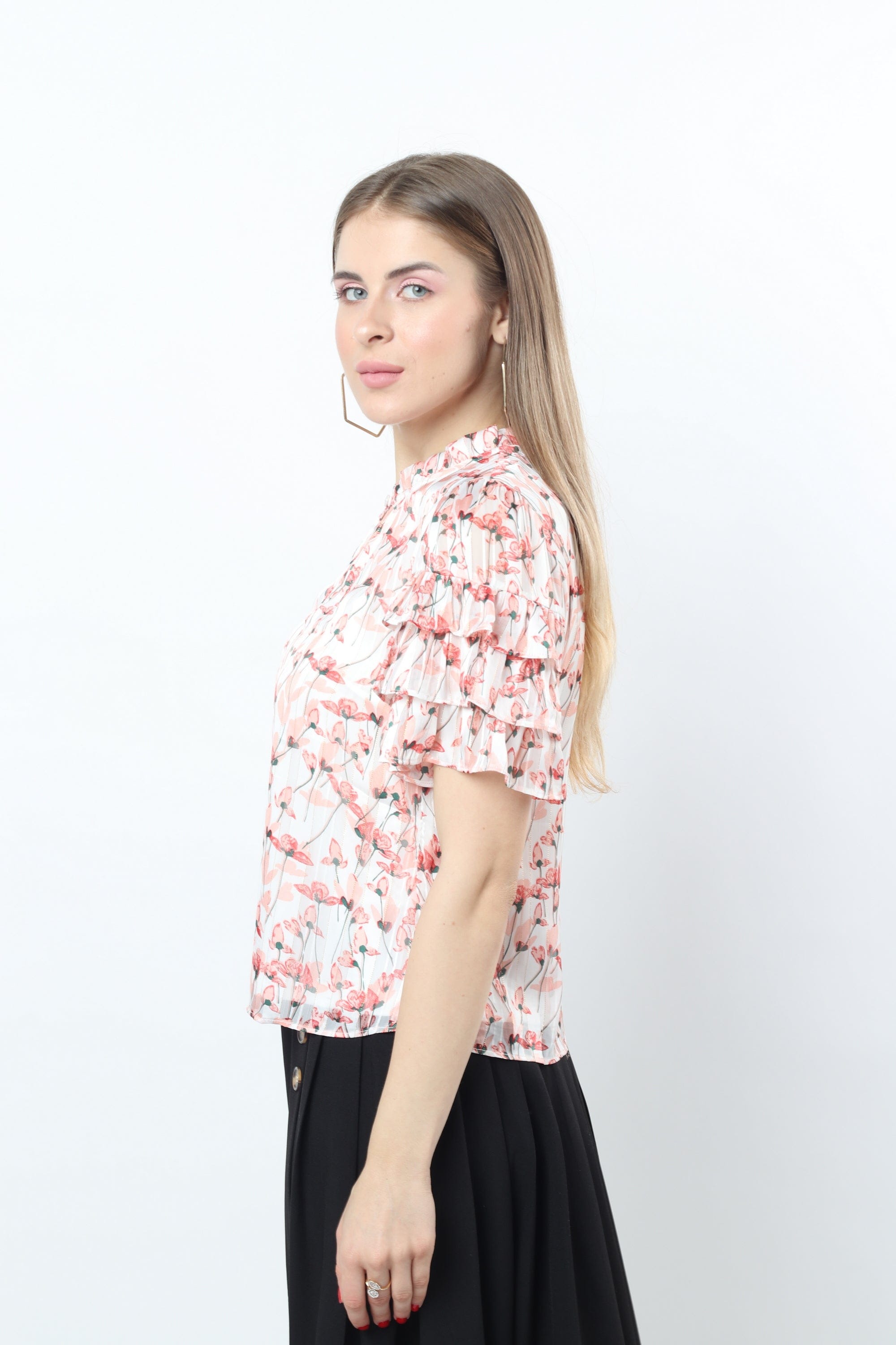 نتشي بلوزة مزهرة بفتحة صدر كم قصير مكشكش نسائي