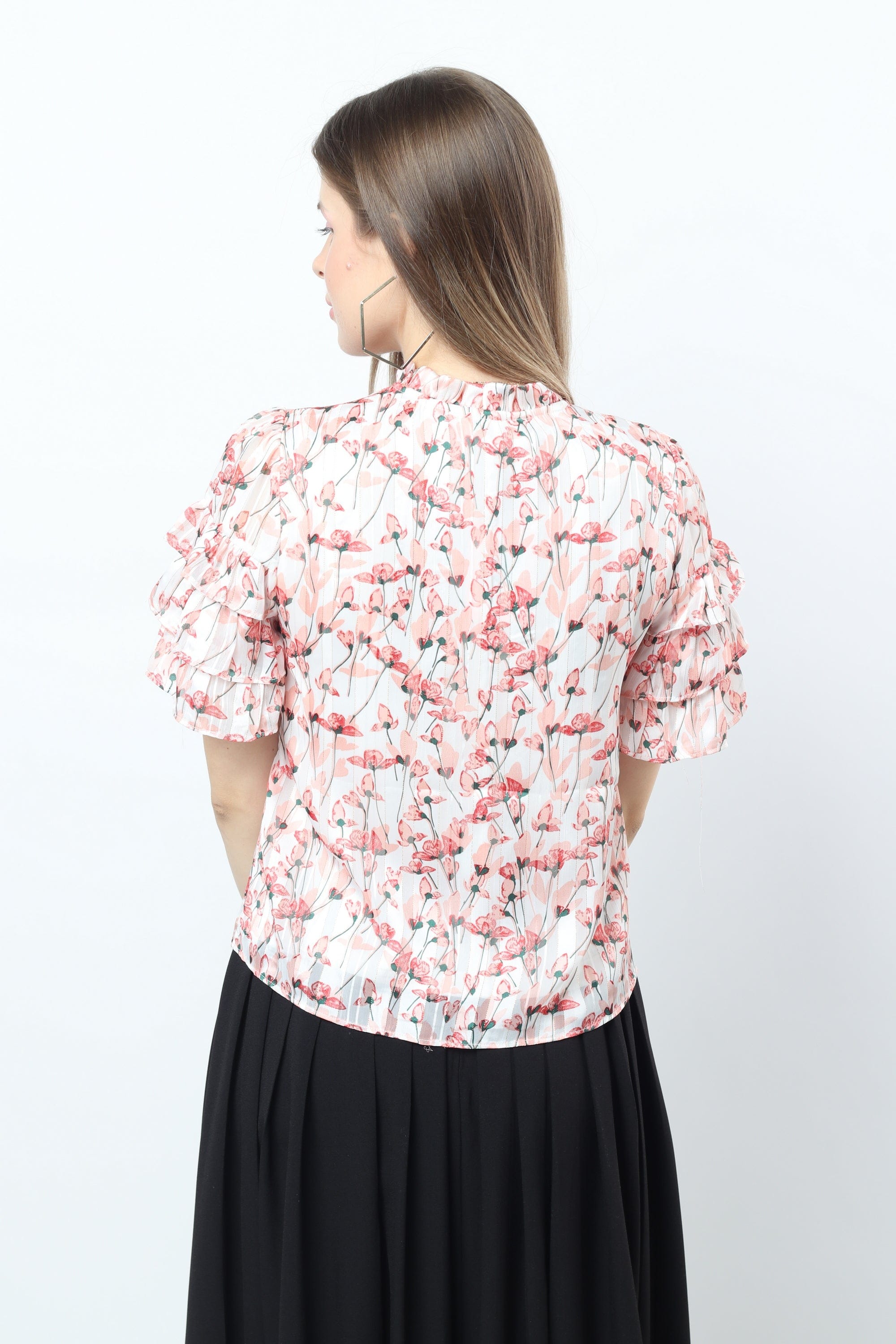 نتشي بلوزة مزهرة بفتحة صدر كم قصير مكشكش نسائي