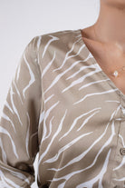 نتشي قميص نقشة زيبرا برقبة سبعة وكم طويل نسائي