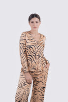 نتشي قميص نقشة زيبرا برقبة سبعة وكم طويل نسائي