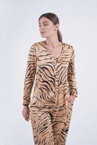 نتشي قميص نقشة زيبرا برقبة سبعة وكم طويل نسائي