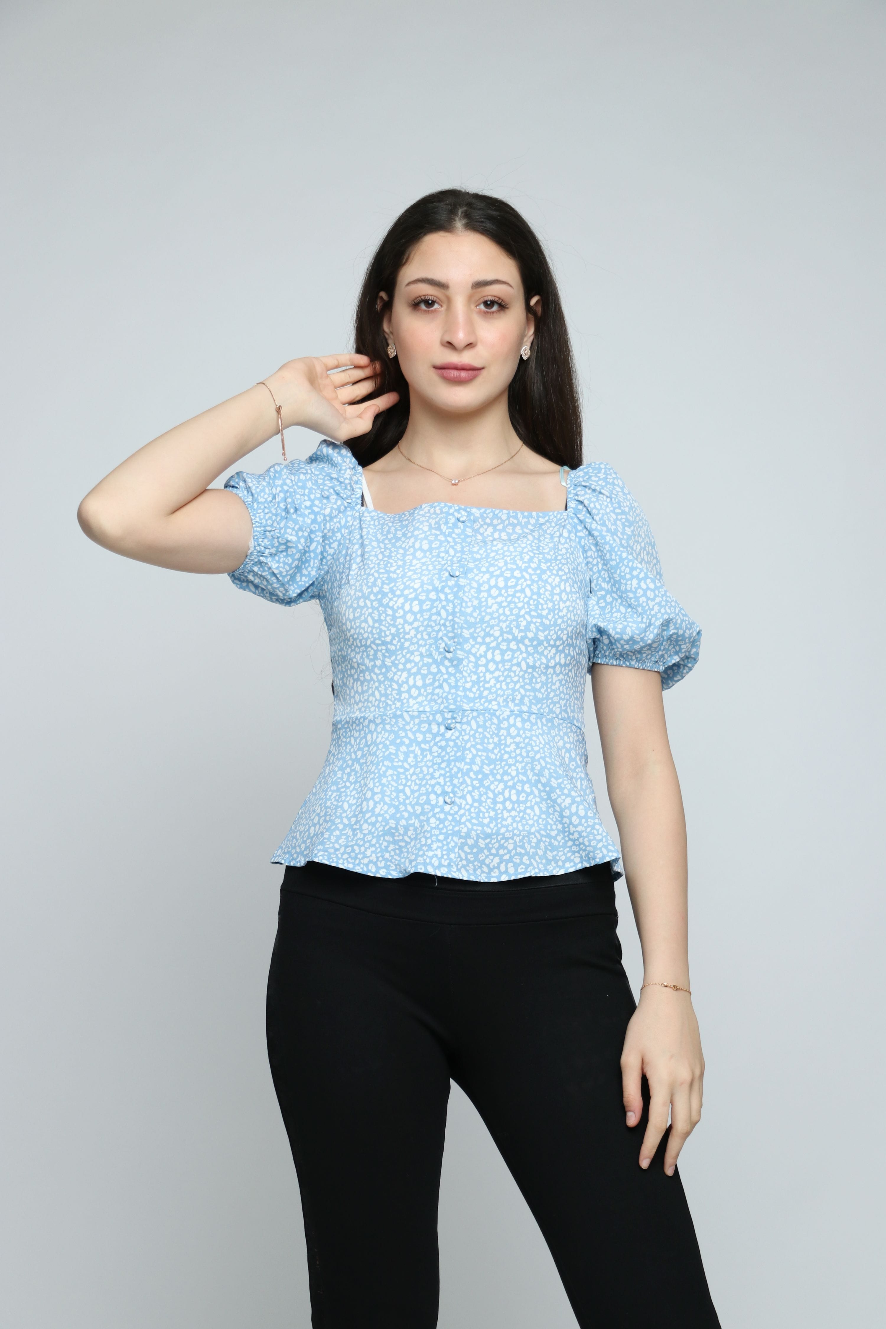 نتشي بلوزة مشجرة بفتحة صدر مربعة