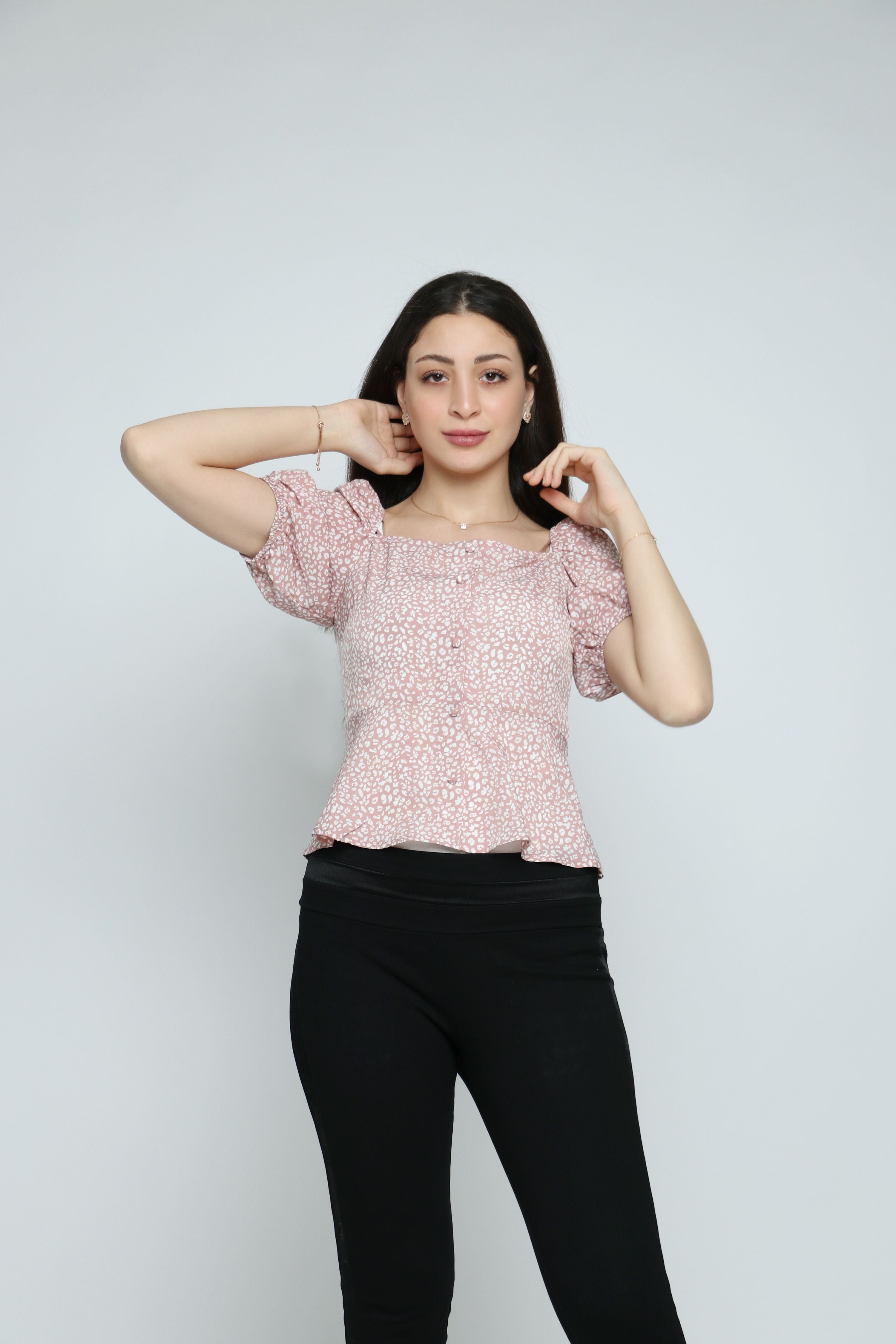 نتشي بلوزة مشجرة بفتحة صدر مربعة