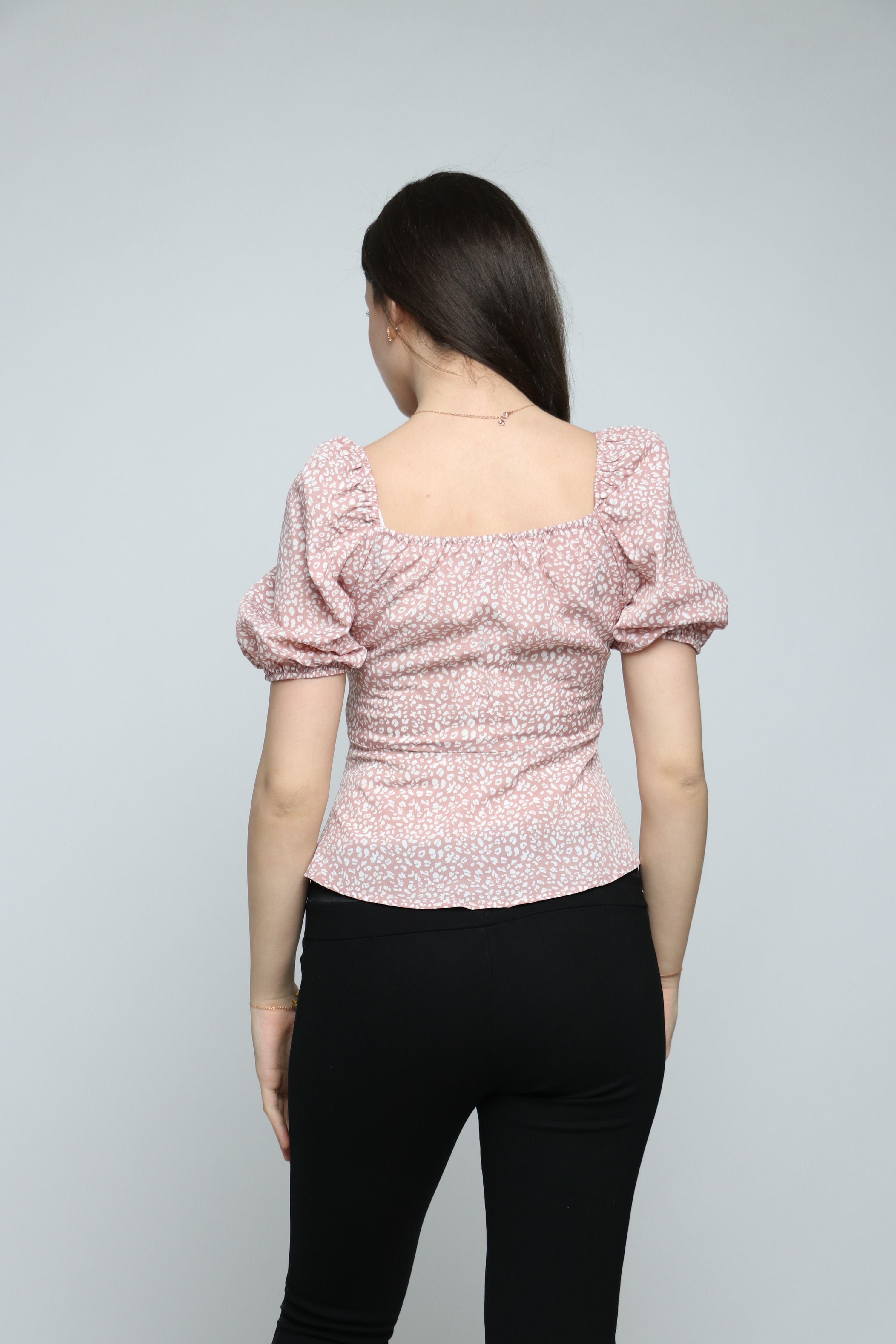 نتشي بلوزة مشجرة بفتحة صدر مربعة