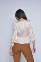 نتشي بلوزة ستان كلاسك فتحة من الصدر مثلث من أسفل كم طويل وأسورة نسائي