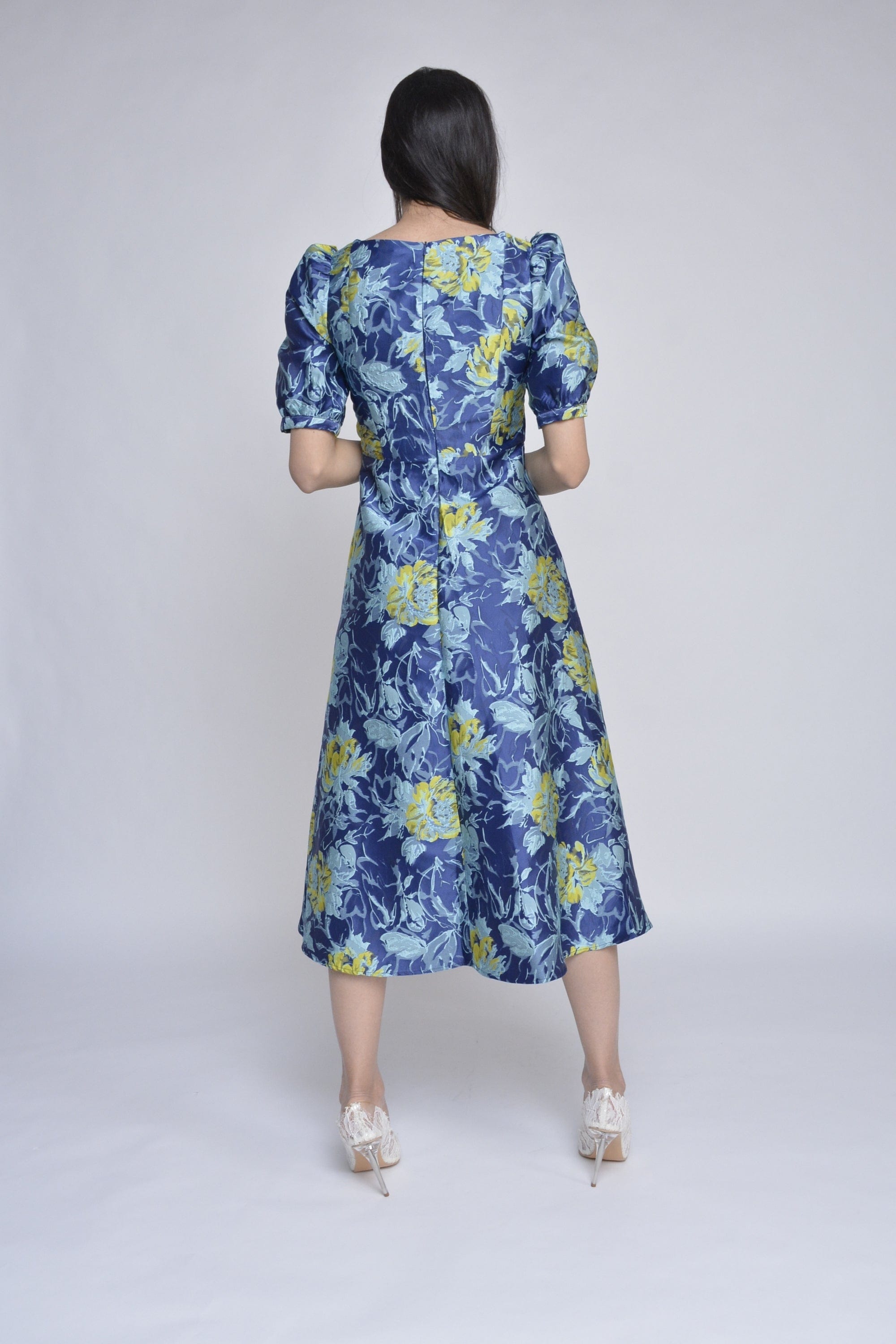 نتشي فستان سهره بفتحة رقبة مربعة بأكمام مكشكشة