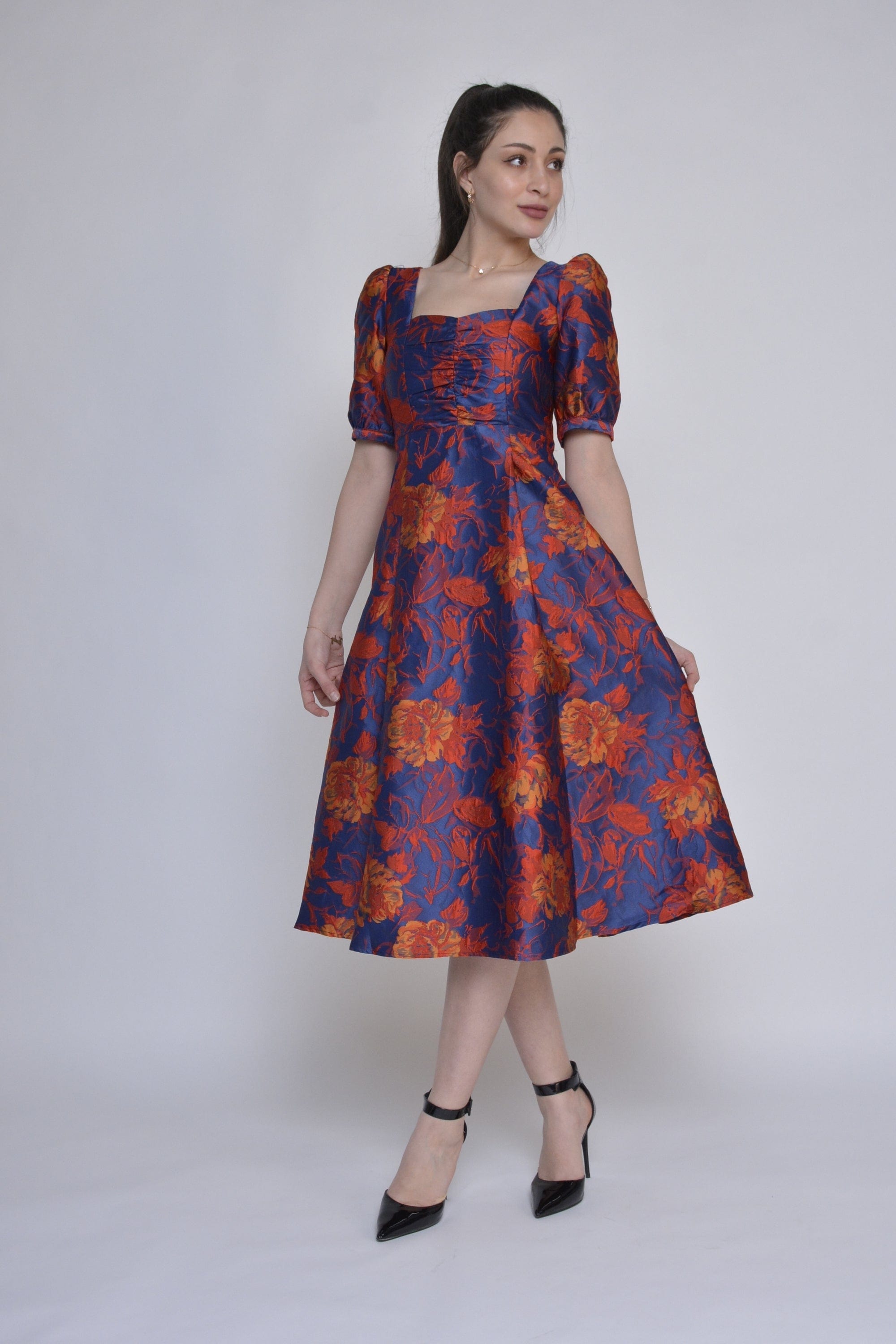 نتشي فستان سهره بفتحة رقبة مربعة بأكمام مكشكشة