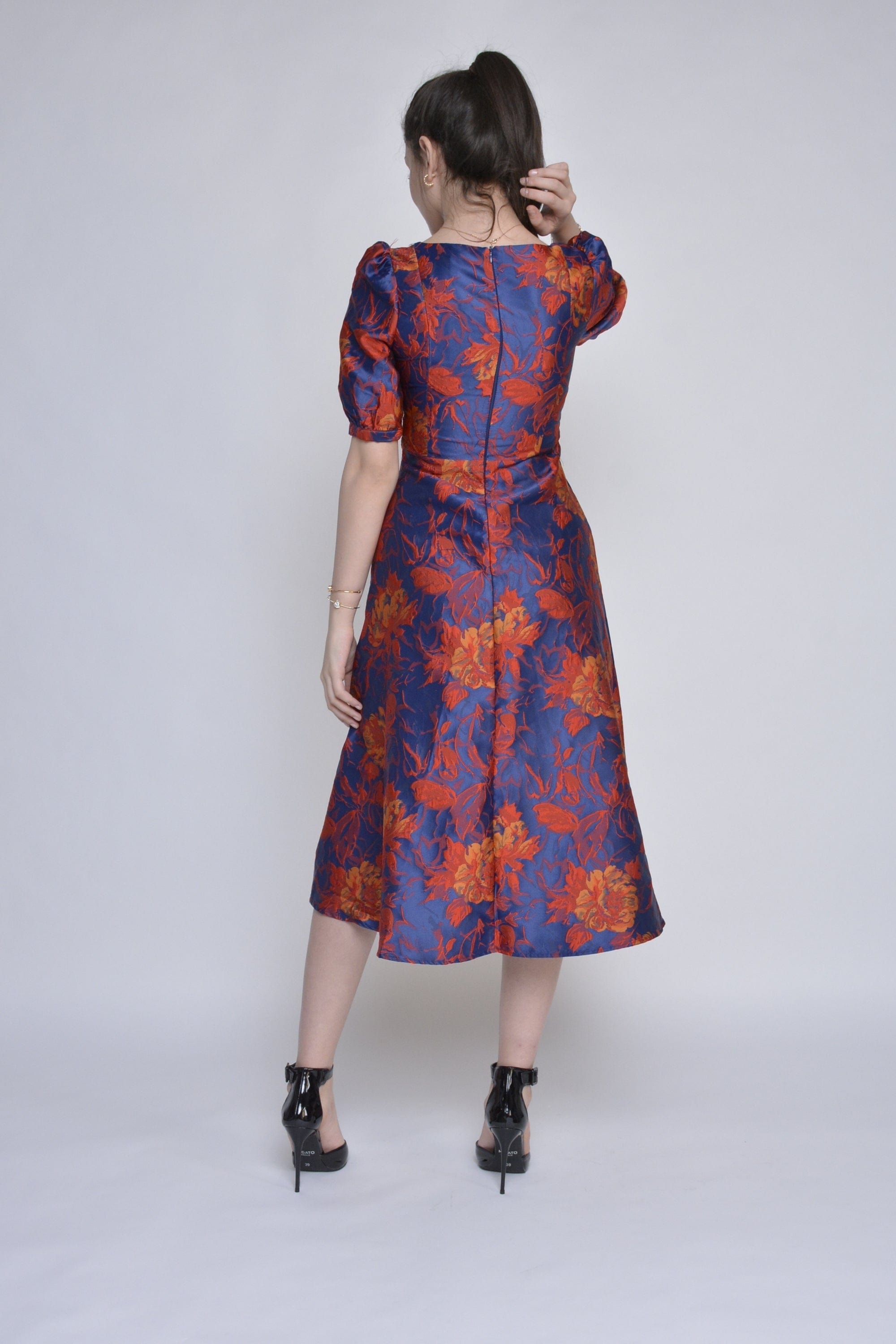 نتشي فستان سهره بفتحة رقبة مربعة بأكمام مكشكشة