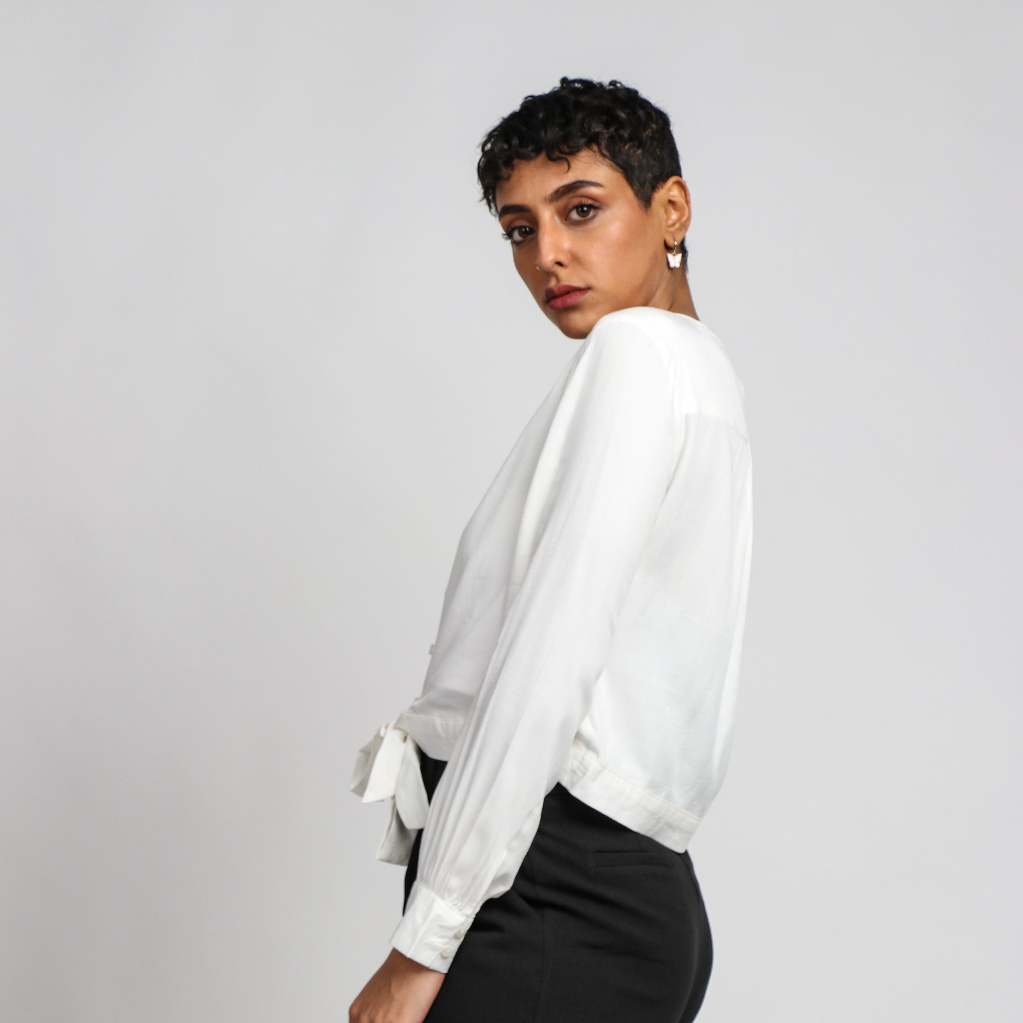 نتشي بلوزة بأزرار أمامية سبعة كم طويل بأساور نسائي