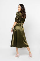 نتشي فستان ميدي قصير الأكمام لميع بأزرار أمامية