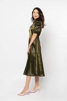 نتشي فستان ميدي قصير الأكمام لميع بأزرار أمامية