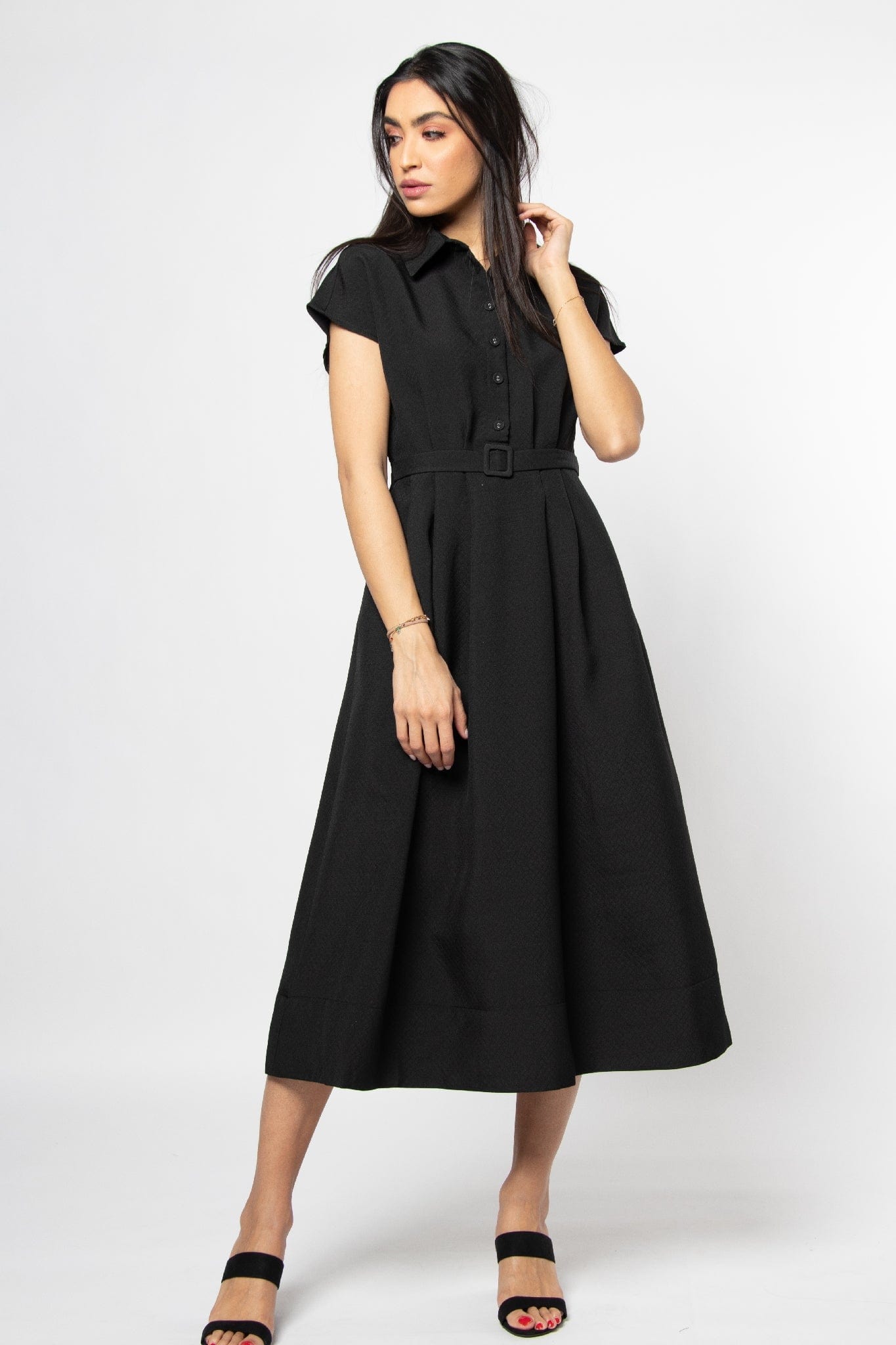 نتشي فستان ميدي بكم قصير وياقة دائرية