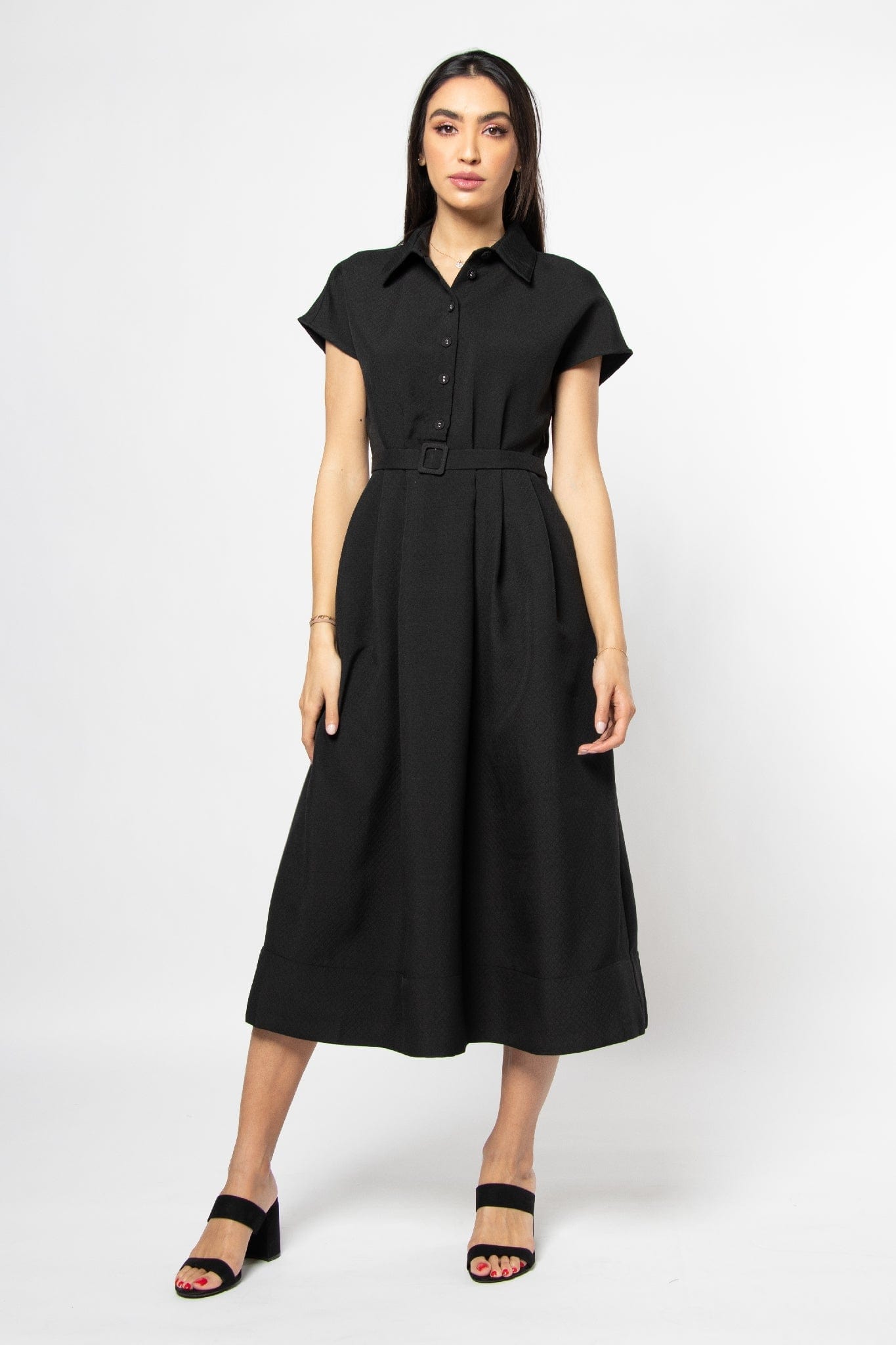 نتشي فستان ميدي بكم قصير وياقة دائرية