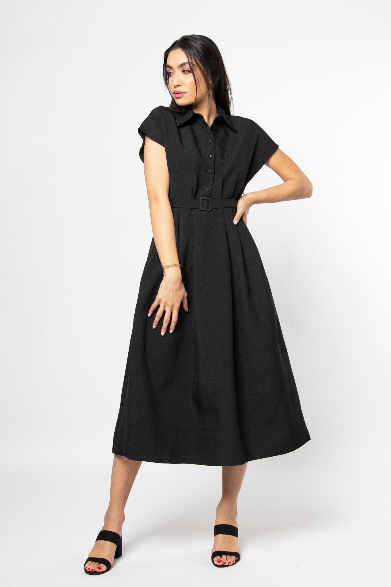 نتشي فستان ميدي بكم قصير وياقة دائرية