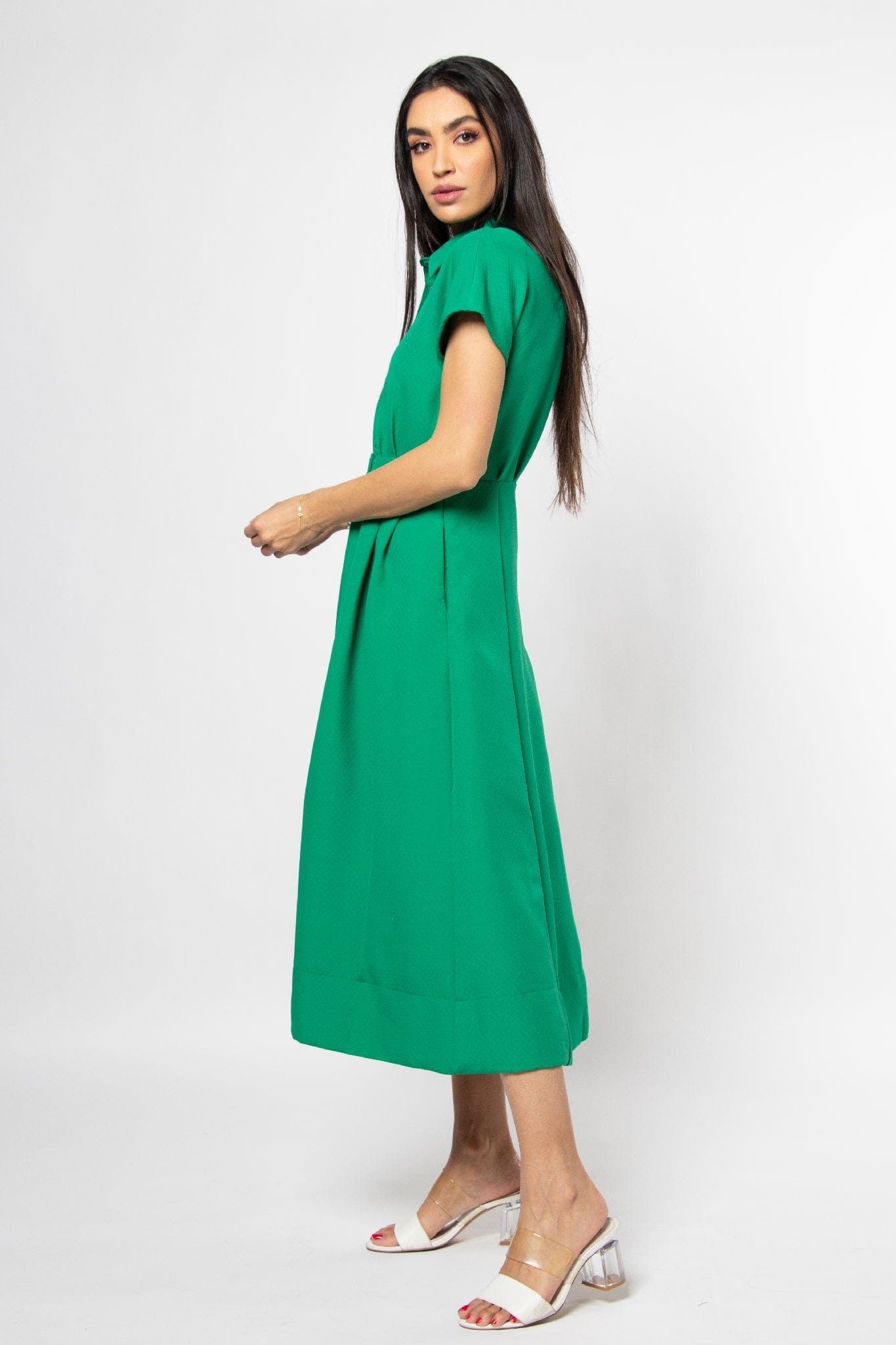 نتشي فستان ميدي بكم قصير وياقة دائرية