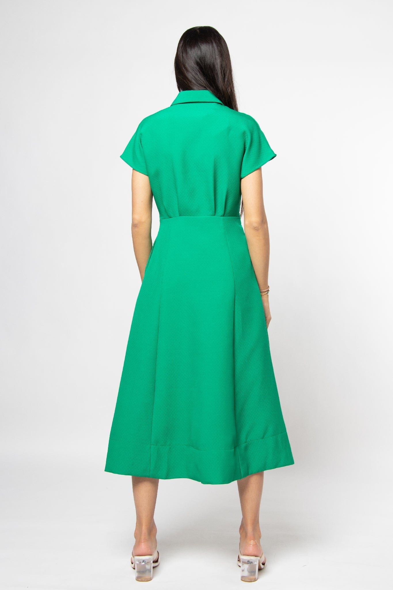 نتشي فستان ميدي بكم قصير وياقة دائرية