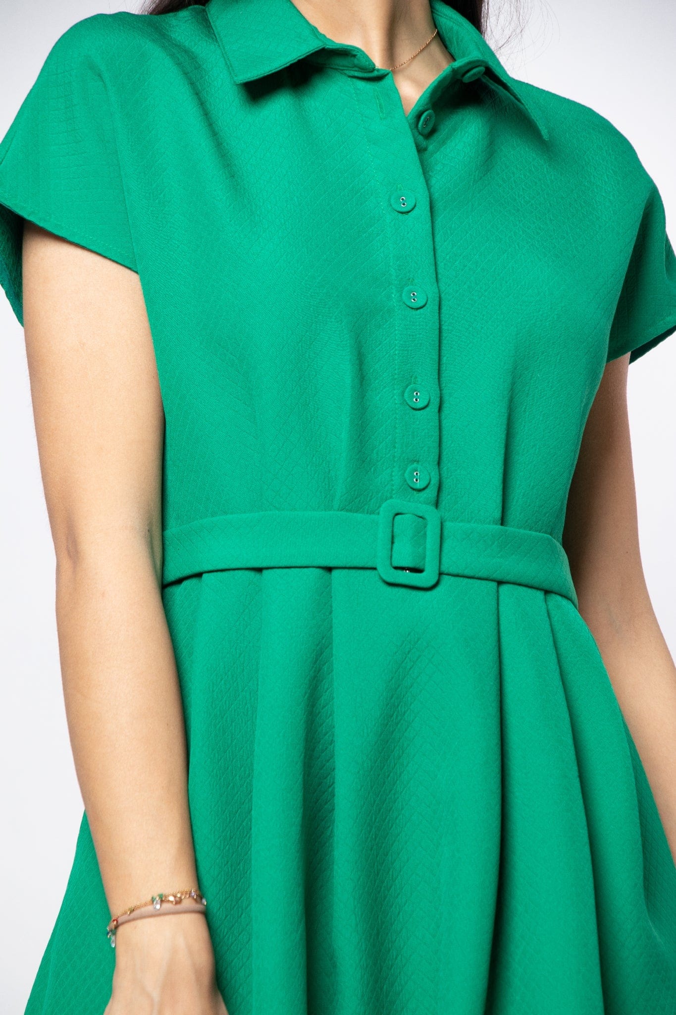 نتشي فستان ميدي بكم قصير وياقة دائرية