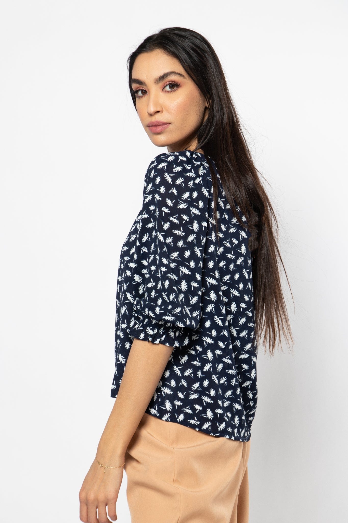 نتشي بلوزة مشجرة بفتحة دائرية 3/4 كم مع أسورة نسائي