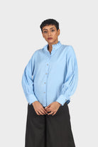 نتشي قميص برقبة عالية بأزرار أمامية كم طويل مكشكش نسائي