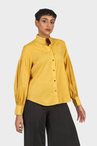 نتشي قميص برقبة عالية بأزرار أمامية كم طويل مكشكش نسائي